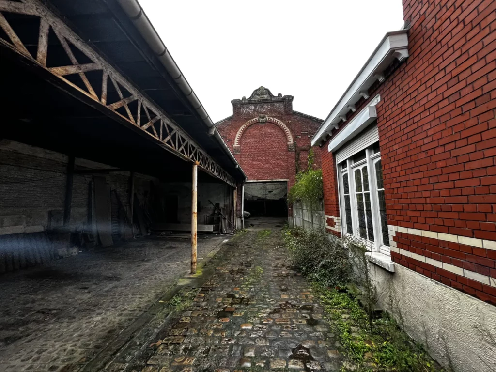 Ancien hangar (réhabilitation en logements) — Lille - vue 1